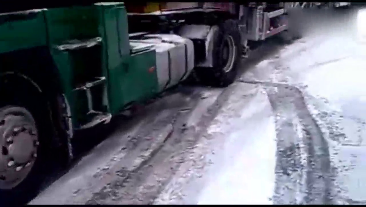 大卡车雪地上跑，哪部车更安全呢？