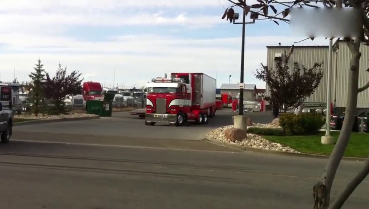 大卡车进行大转弯