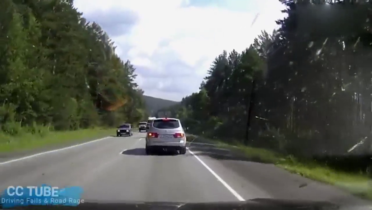 大卡车路边耍技术，想右侧超车，结果翻沟里了