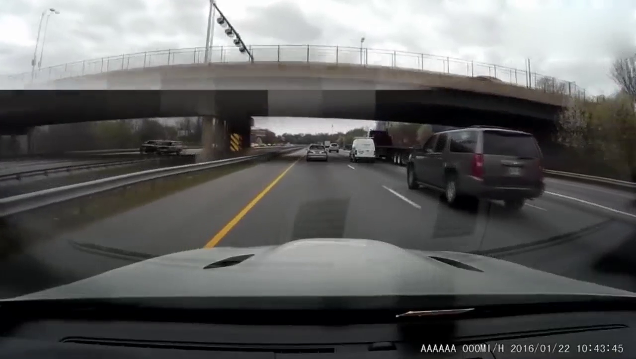 大卡车路上轻轻蹭一下，路边小车已经被剥一片壳了