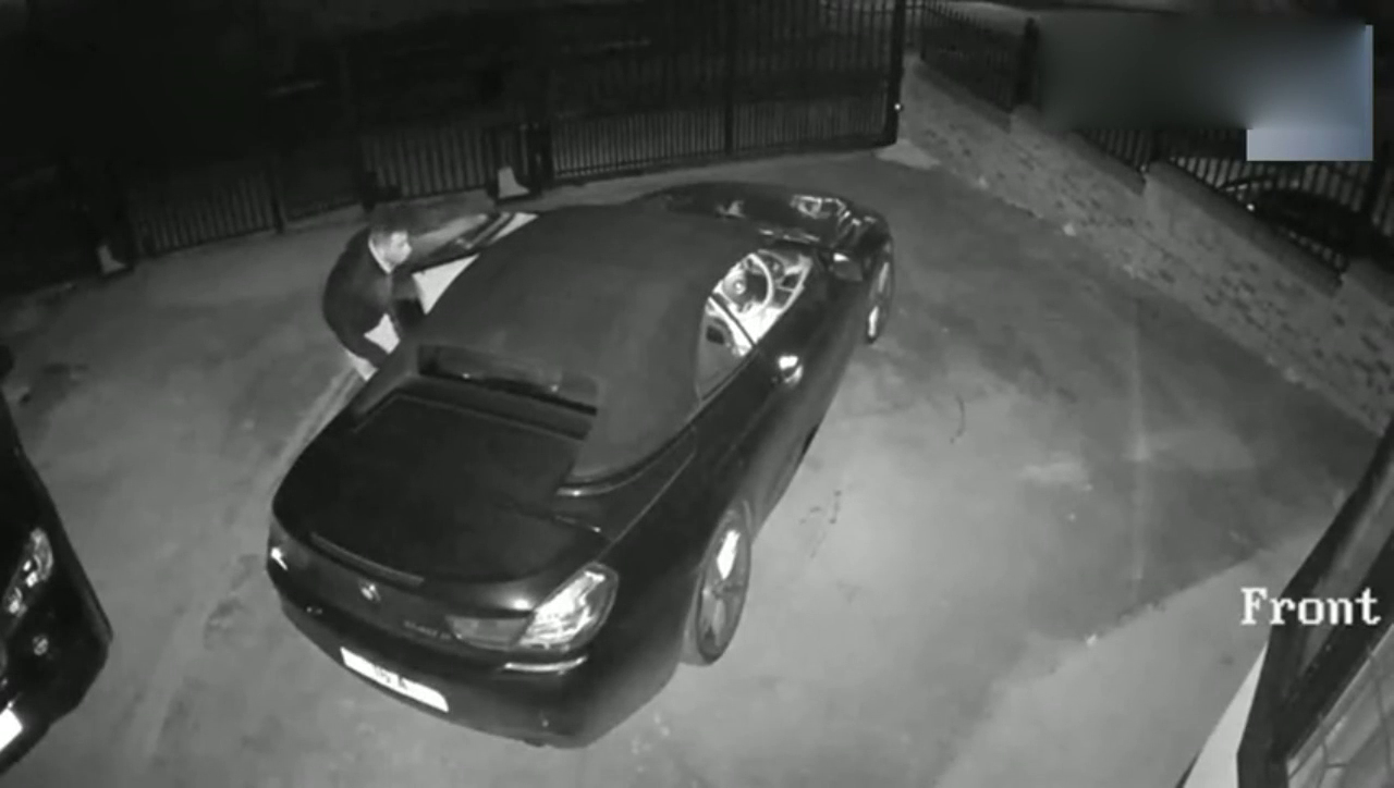 粗心的跑车司机忘锁车，这可把小偷乐坏了