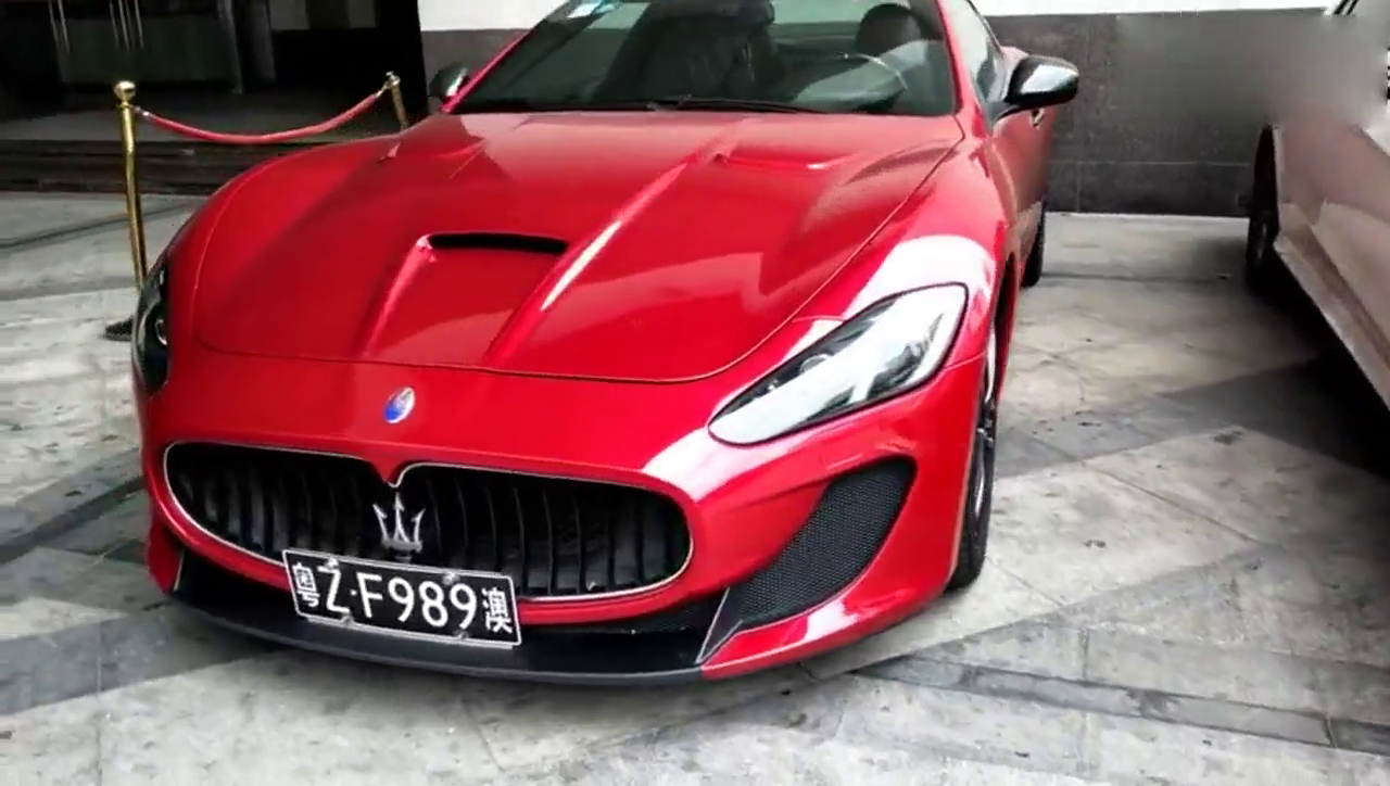 法拉利红的玛莎拉蒂跑车