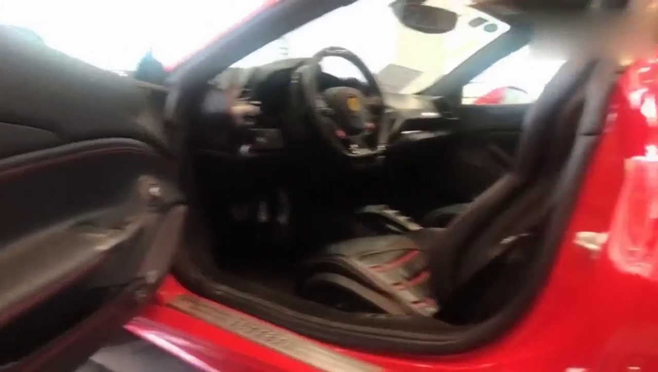 法拉利488，值得欣赏的跑车内饰