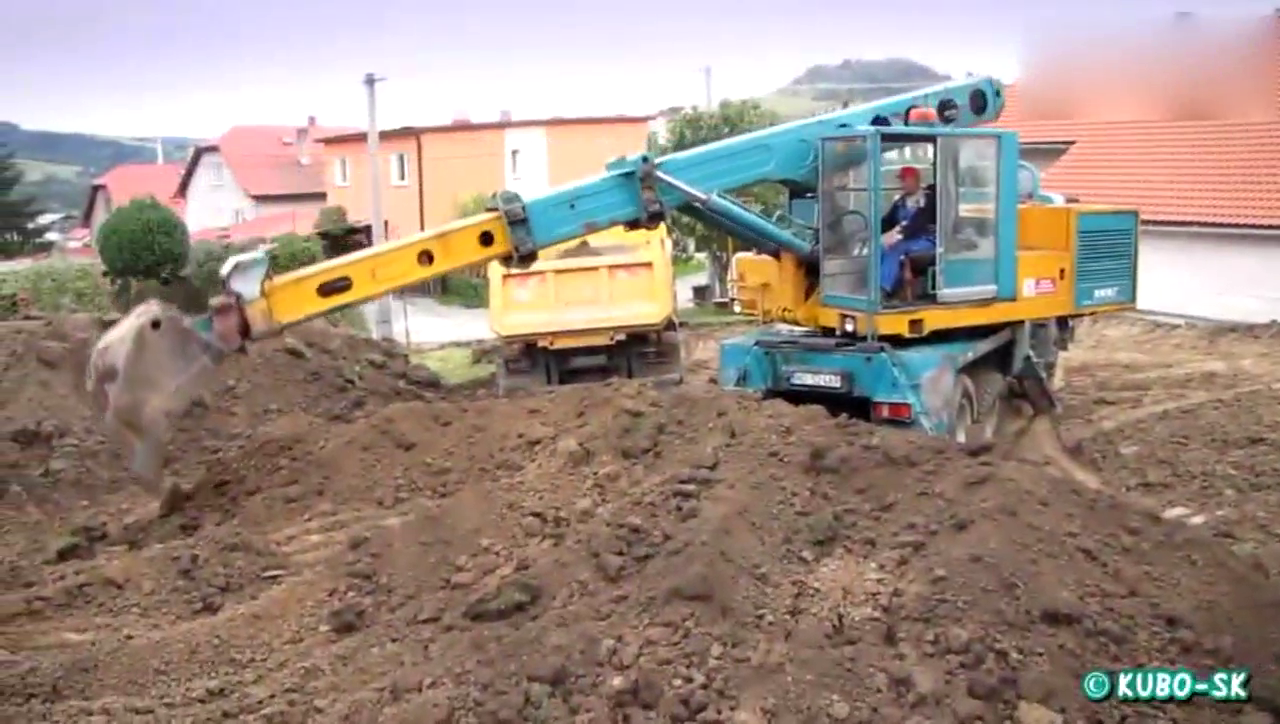 直臂挖掘机跟吊车一样用卡车底盘，动作看着真别扭