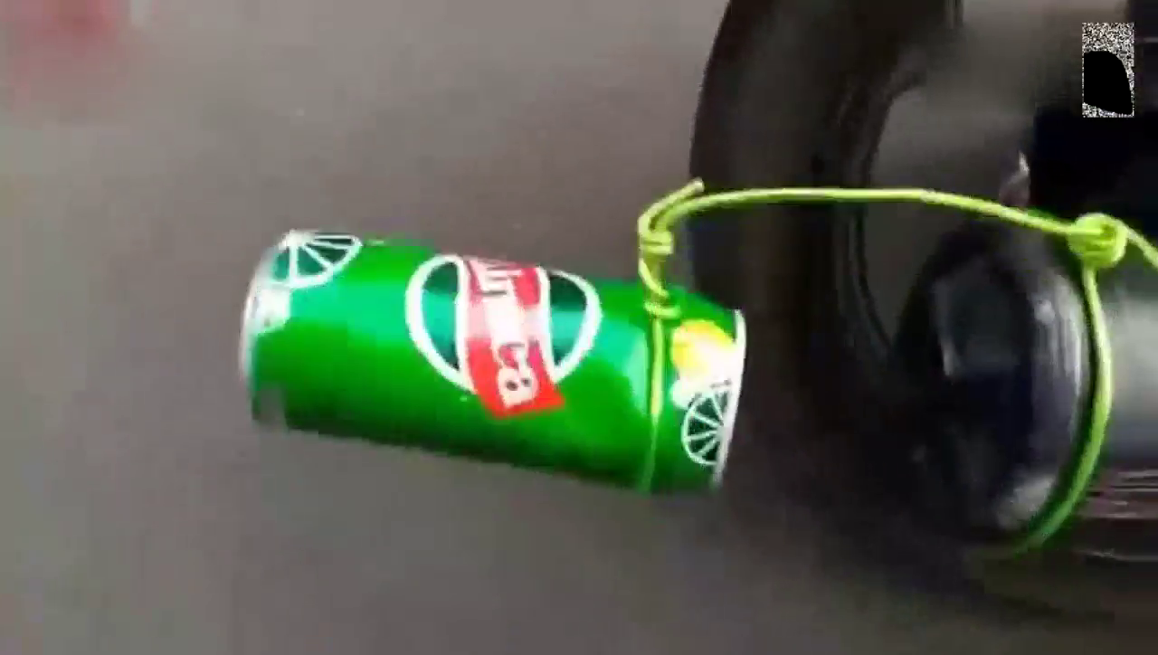 把易拉罐装在摩托车排气管上，立马变跑车