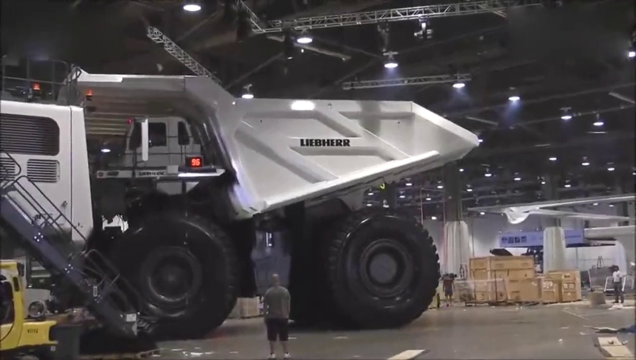 世界上最大的自卸卡车，发动机比你车都大