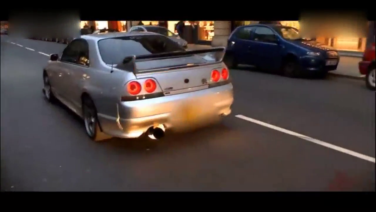 千万不要站在改装车后面，会引火上身