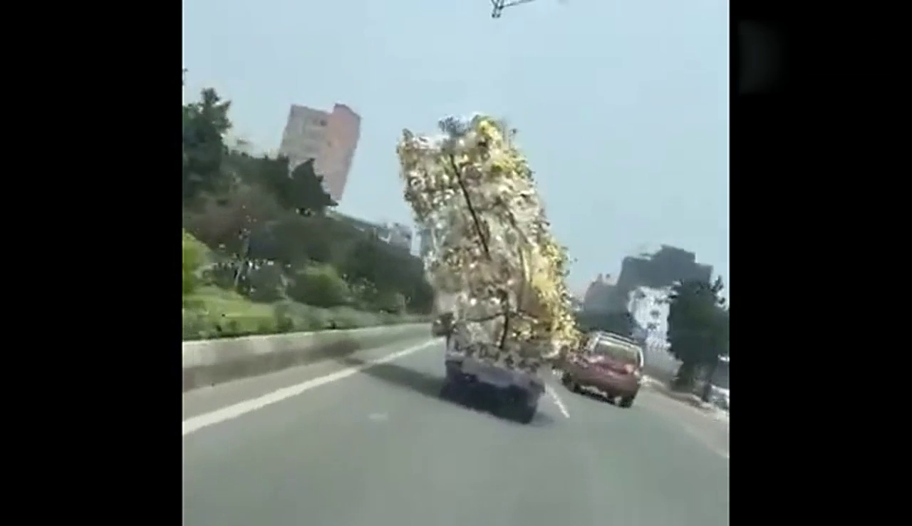 三轮车当大卡车用停下就是翻车，不愧是老司机！