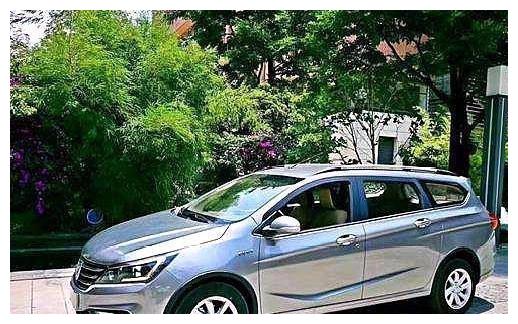 宝骏310W,外观年轻,空间大,并且满足国六排放,适合家庭用车