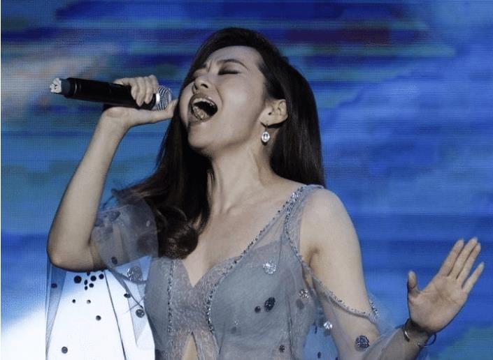 张靓颖自曝为讨好冯轲去打乳环，但婚后生活却极为痛苦！