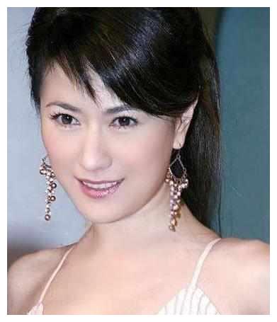 她是金城武前女友，比金城武大11岁，曾拒收10亿分手费！