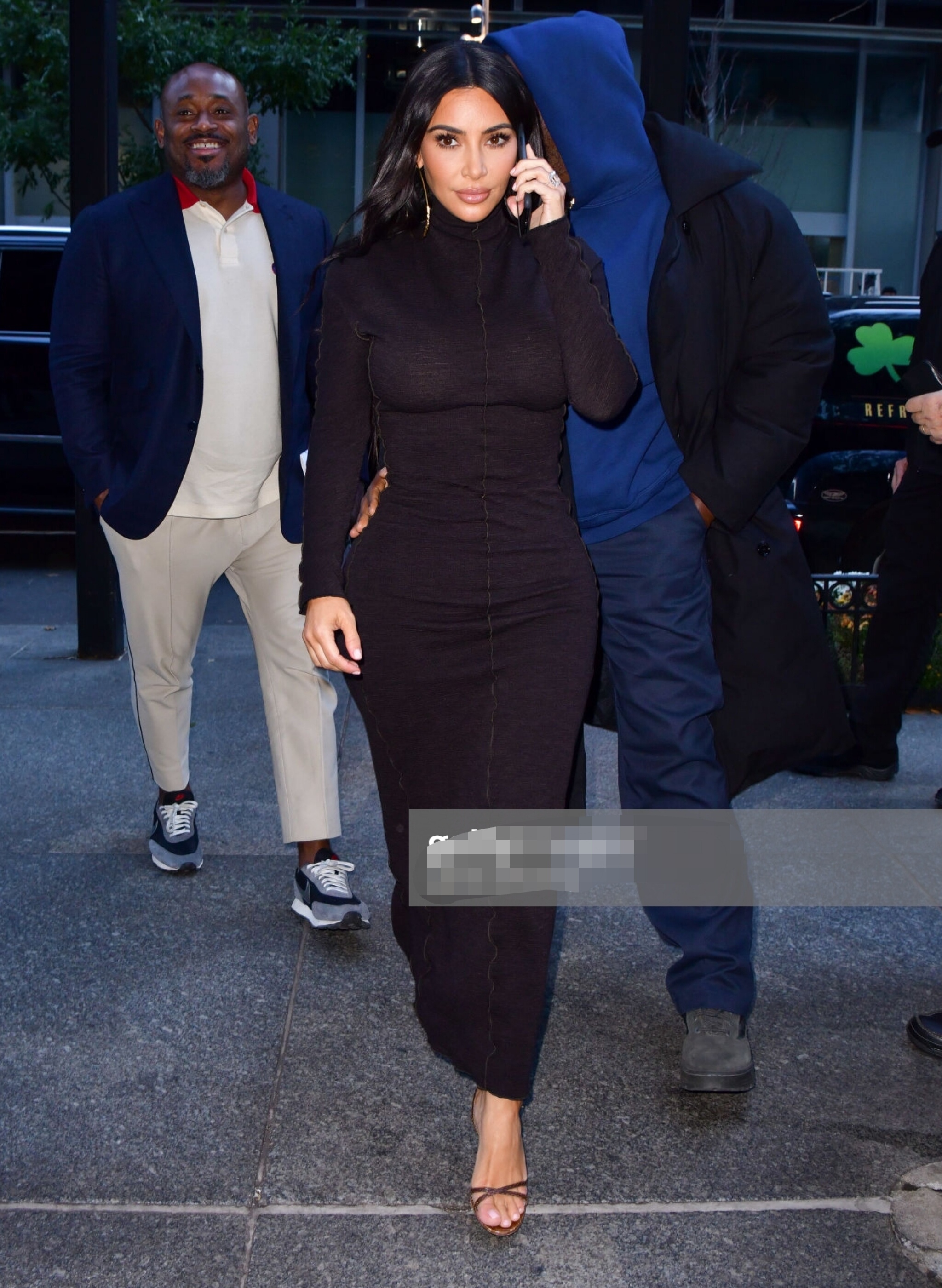 Kim Kardashian卡戴珊穿紧身黑色低胸装呼之欲出有凸点（58/60） - 图片 - 名腿网