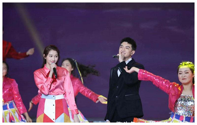 关晓彤angelababy合影,唐嫣angelababy合影 近日,angelababy作为表演嘉宾现身2019央视元旦晚会彩排现场,只见她身