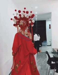 每日一笑：女孩有两种，1是拿男人当雨伞，2是拿男人当降落伞…