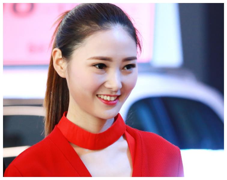 马尾女孩助阵奇瑞,笑容太甜美,红衣造型太可爱