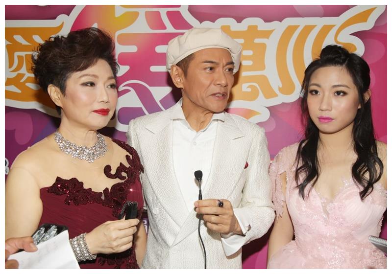 57岁江华携妻女亮相,曾陷"婚变"丑闻,24岁女儿亭亭玉立