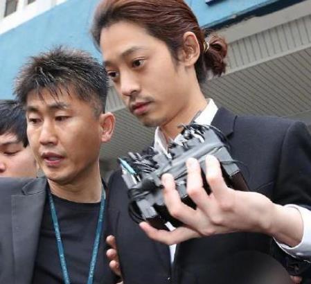 他是韩国51岁“老光棍”歌手，《离歌》的原唱，因涉嫌性侵被起诉