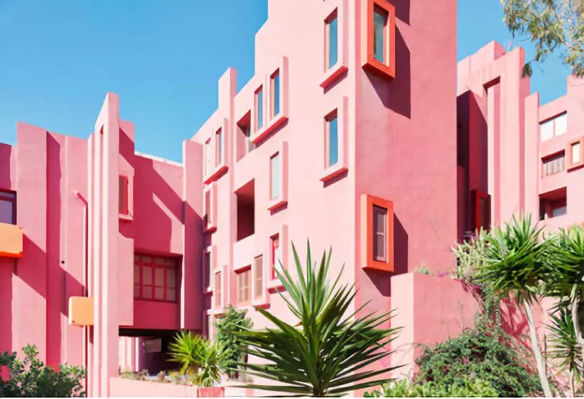 这个几何建筑以粉色和蓝色为主色调,外观颜色从红色过渡到深浅不同的