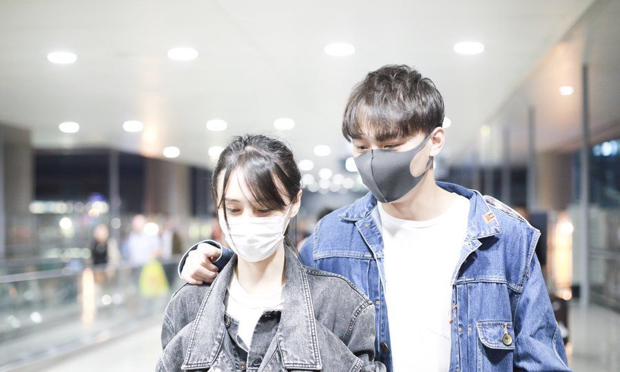 郑爽获男友甜蜜搂肩,筷子腿几乎快要折断,张恒架势不输小鲜肉