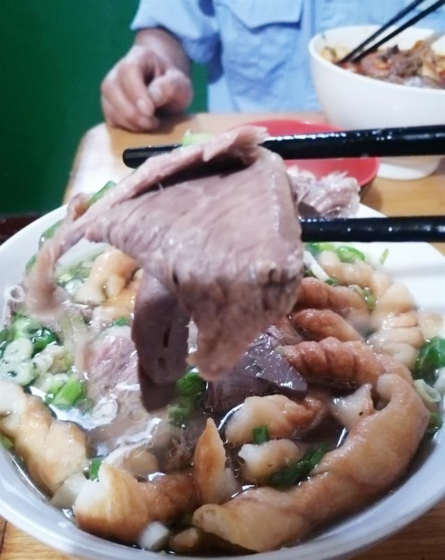陕西扶风卖了18年的羊肉泡馍，肉烂汤香分量多，有人从小吃到大！