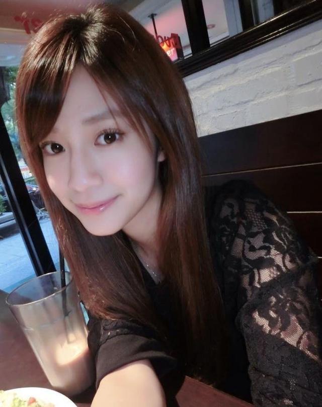 陈敬宣长裙遮腿秀优雅|陈敬宣|李明川|明川_