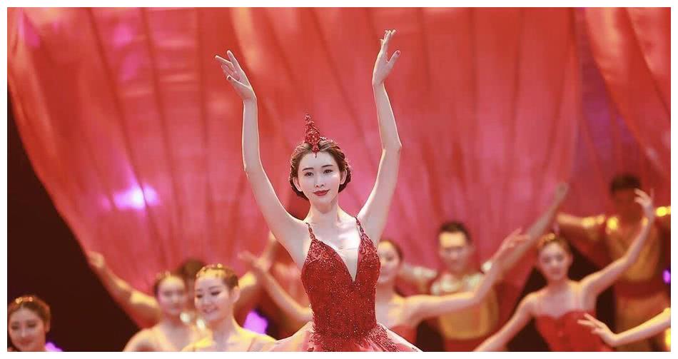 林志玲在春晚表演水上芭蕾 从半空中跳入水里