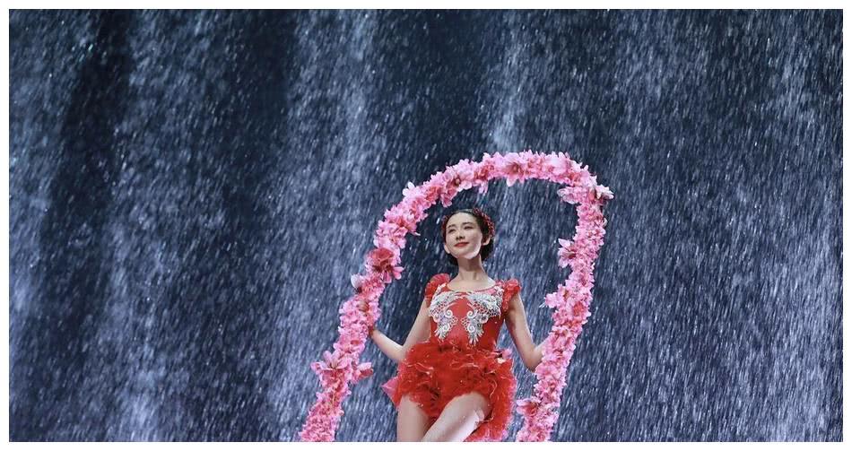 林志玲在春晚表演水上芭蕾 从半空中跳入水里