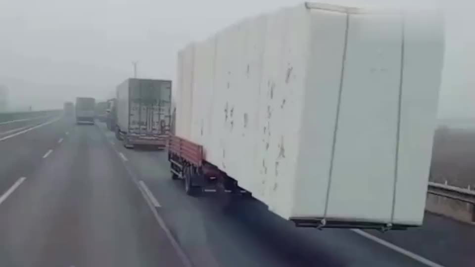 记录仪真是艺高人胆大一辆卡车硬是拉出了半挂车的效果不服不行