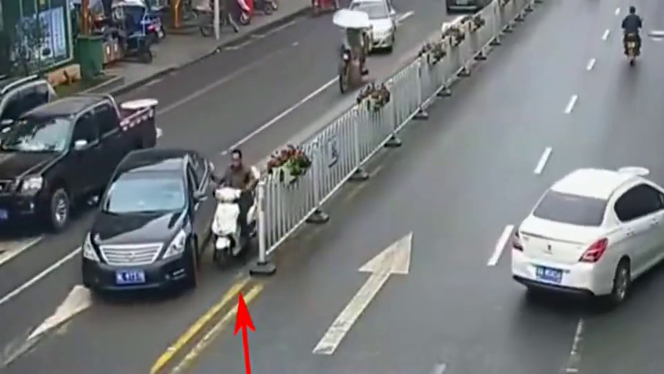 轿车与电动车刮蹭后,两名司机的行为太搞笑了