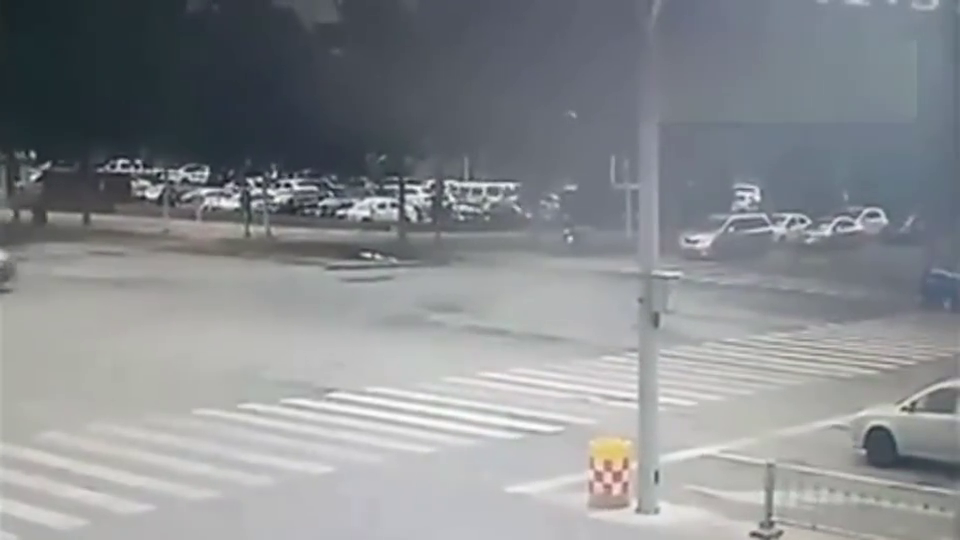 监控实拍电动车飙车撞上面包车,两人当场身亡!