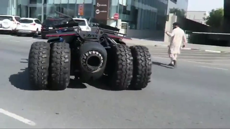 迪拜王子豪掷9000万定制的跑车,倒车那一刻才知道有多么霸气!