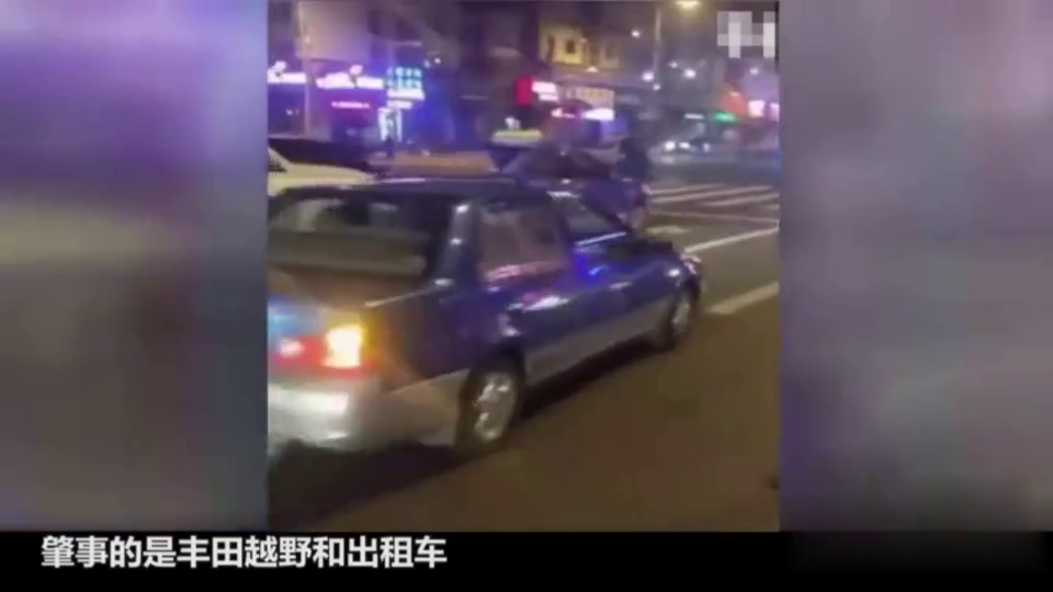 丰田追尾出租车,交警询问谁开的车,结果车上4人都说是自己