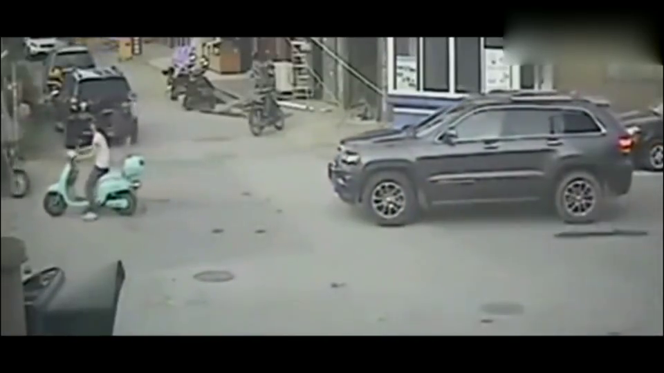 电动车女骑手在小车前停下,谁知车上也是女司机