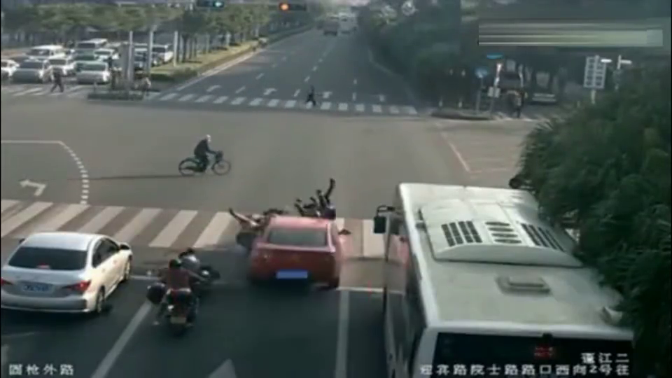 电动车工人路口等红灯,宝马车闯红灯冲进人群撞的四分五裂一幕!