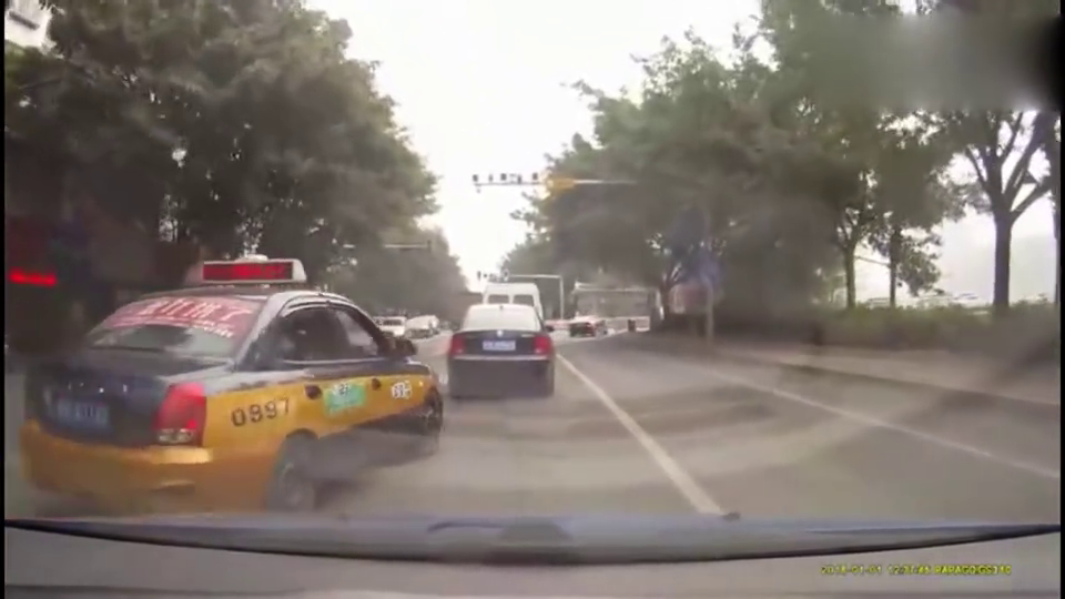 出租车强行加塞,我束手无策只能目送