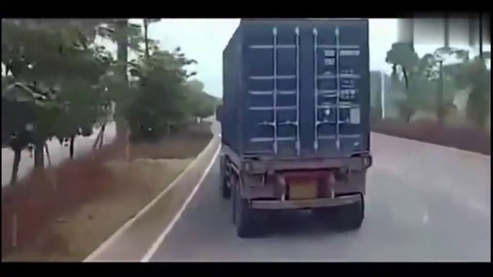 不怕死的轿车司机和大卡车马路开斗气车,我真不想看结果!