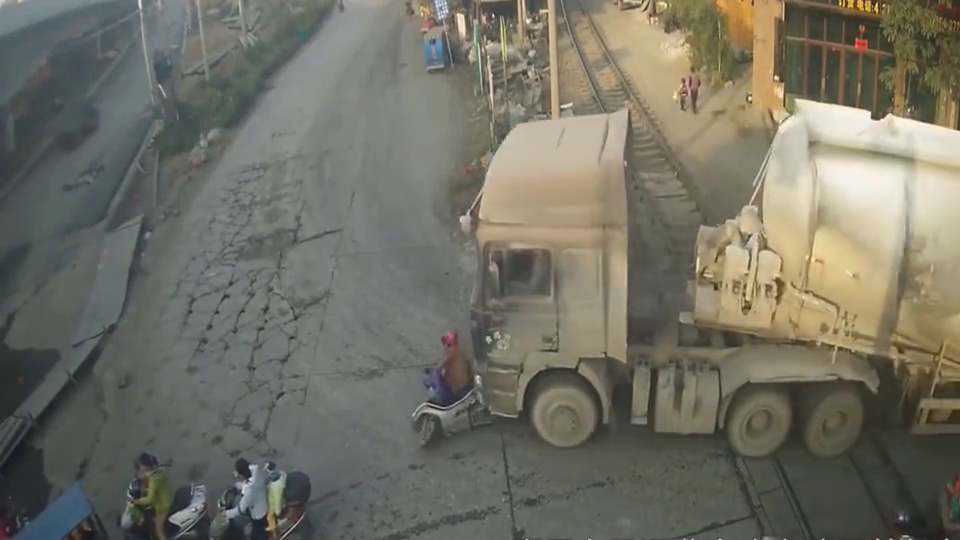 电动车女司机无视大货车,没给自己逃命的机会