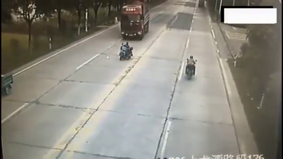 电动车男子无视大货车,停车货车前面,真是活腻了!