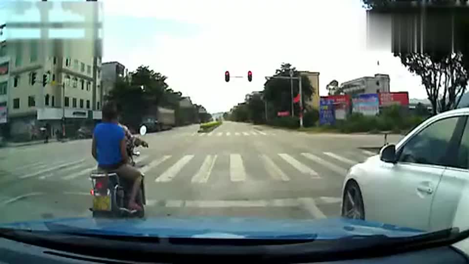 别在比亚迪秦面前拽锐志以为它是跑车