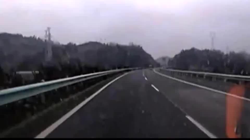 客车高速公路上右后轮掉落司机拼了老命控制好方向盘