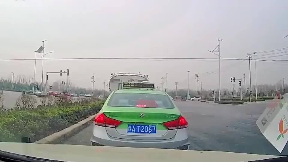 记录仪出租车静静地等待红绿灯没想到等来的是毁灭后车拍下全过程