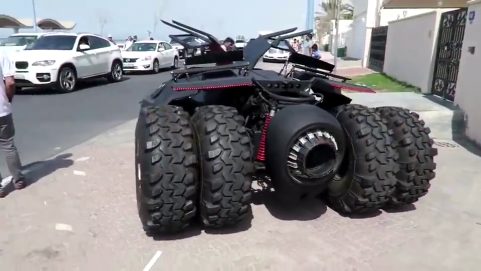 价值1000万的跑车兰博基尼停在旁边都没不敢启动