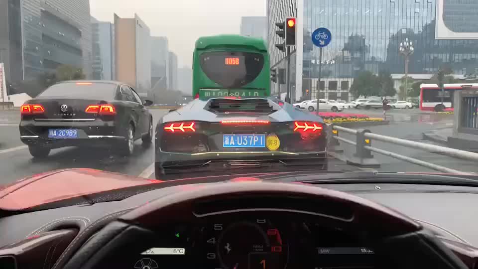 看视频找亮点又是超跑又是大众你觉得哪个奢华