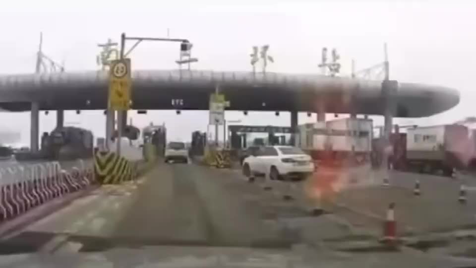 过ETC通道要注意稍不注意又被蹭了