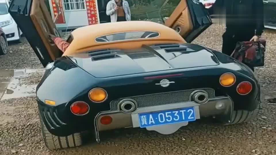 土豪开了辆跑车回来了看上去很值钱有人知道这是啥车吗