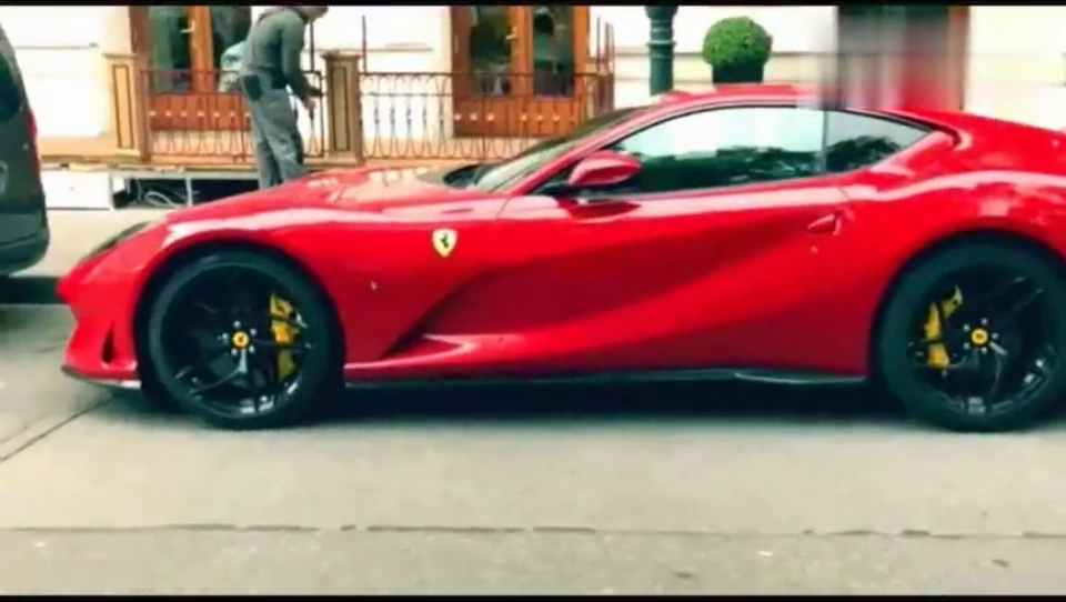 街头实拍超级跑车法拉利812,红色很骚气,开到哪都是亮点