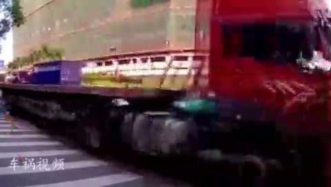 电动车女子这一刻只想活命,无奈大货车太无情!(1)