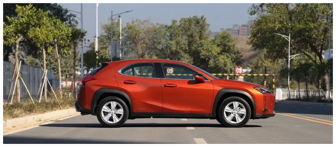 试驾完雷克萨斯UX260h后,年后的小目标定下来