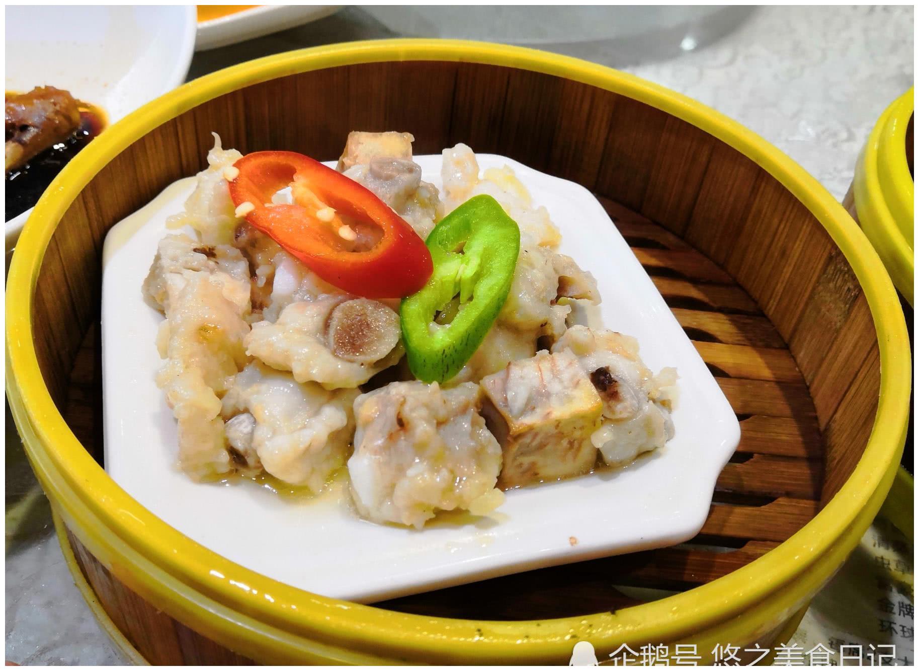 【芋头蒸排骨】也是粤式酒楼里的常菜,芋头粉粉的,排骨蒸得嫩嫩的,吃