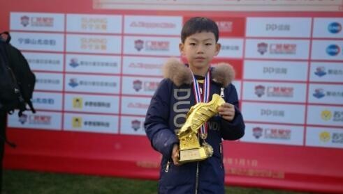 大连小球员亮相中国足球小将! 小和和、小辫儿